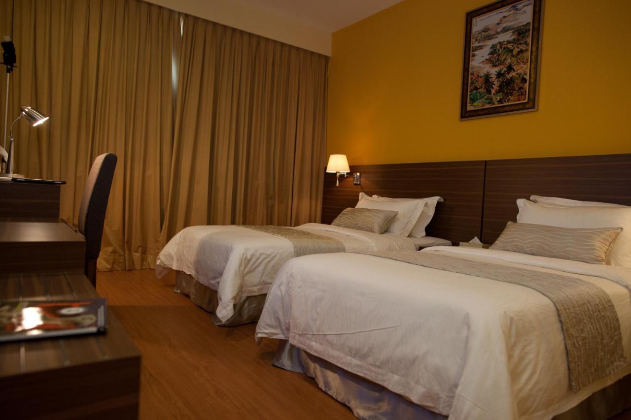 Pine Tree Hotel Batu Pahat Exterior foto