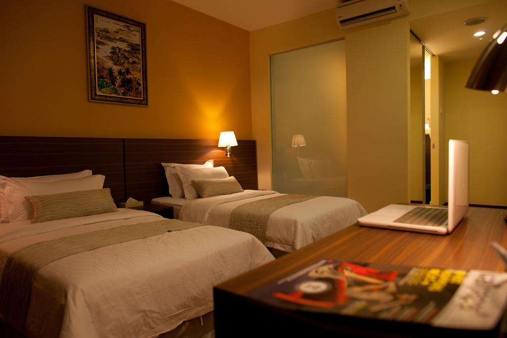 Pine Tree Hotel Batu Pahat Exterior foto