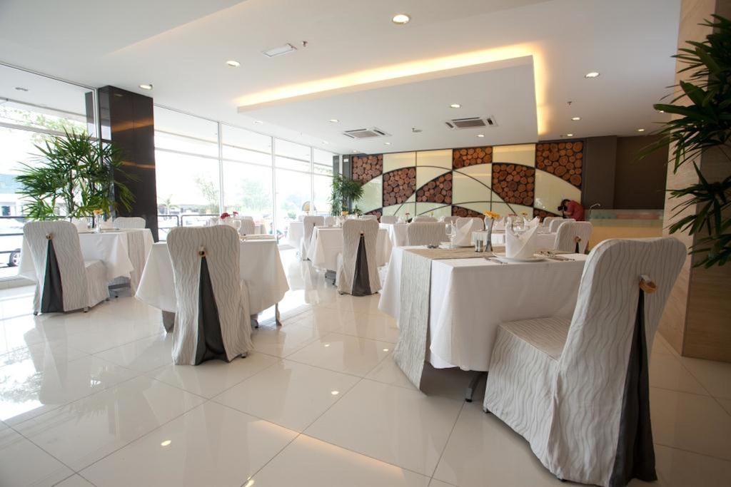 Pine Tree Hotel Batu Pahat Exterior foto